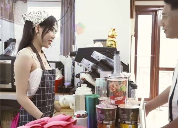 Em nhân viên pha chế vú to bị phệt ngay tại quán cà phê